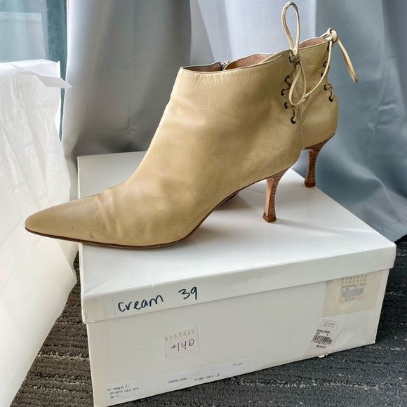 Monolo Blahnik cream color boots, size 9 US, Handmade in Italy. Comfy 3” heel. - Picture 15 of 16